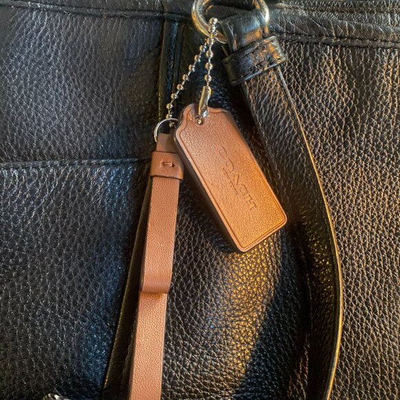 👜 Coach Pebble Leather Ava II Tote – Classic Black Elegance 🖤 - Picture 4 of 5